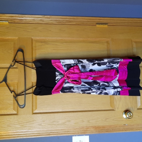 Beautiful Dress - Picture 3 of 3